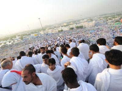 حجاج بيت الله ينفرون إلى مزدلفة بعد الركن الأعظم