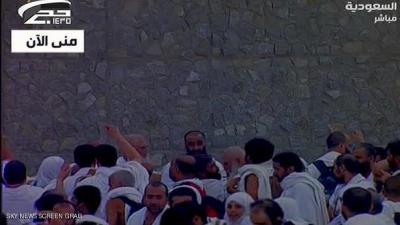 الحجاج يرمون جمرة العقبة في منى