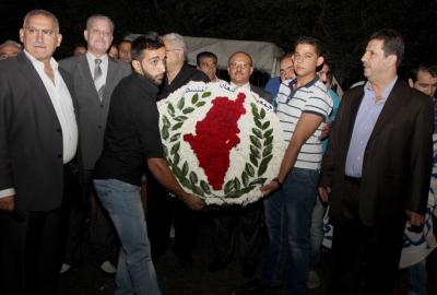 العميد يحيى صالح، يتجول في بيروت برفقة نجله (صور)