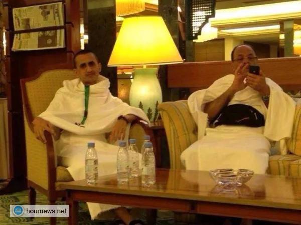 صور جديدة وحصرية للواء على محسن الأحمر وهو بثوب الإحرام في مكة المكرمة