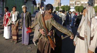 بالصور.. حتى رجال الشرطة يخضعون لتفتيش الحوثيين