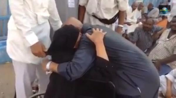بالفيديو والصور: في مشهد مؤثر..حاج يمني ينكب على والدته، باكياً في حضنها، بعد فقدها 3 ايام بالحج