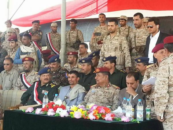 أبو علي الحاكم، يشهد عرضاً عسكرياً بصعدة مع المحافظ فارس مناع وقيادات عسكرية (صور)