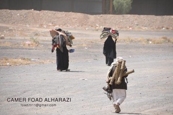 شاهد بالصور: المواطنون يأخذون حصتهم وينهبون ما تبقى من الفرقة الاولى مدرع أمس