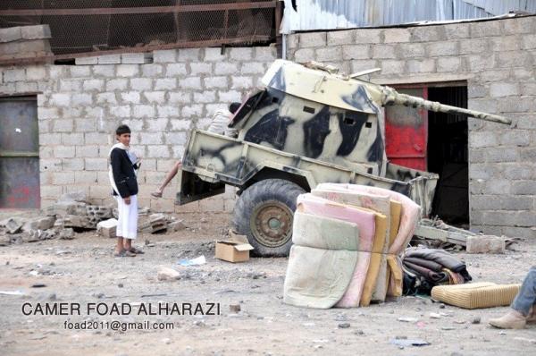 شاهد بالصور: المواطنون يأخذون حصتهم وينهبون ما تبقى من الفرقة الاولى مدرع أمس شاهد بالصور: المواطنون يأخذون حصتهم وينهبون ما تبقى من الفرقة الاولى مدرع أمس
