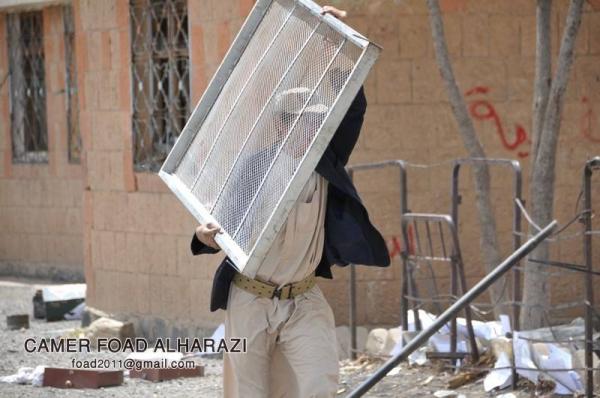 شاهد بالصور: المواطنون يأخذون حصتهم وينهبون ما تبقى من الفرقة الاولى مدرع أمس شاهد بالصور: المواطنون يأخذون حصتهم وينهبون ما تبقى من الفرقة الاولى مدرع أمس