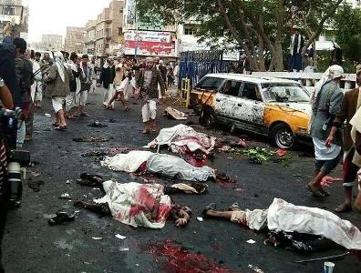 (تفاصيل والصور) أكثر من 30 قتيلاً بينهم 5 أطفال حصيلة أولية للعملية الانتحارية التي استهدفت تجمعاً للحوثيين بميدان التحرير (صور)