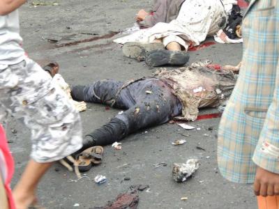 (تفاصيل والصور) أكثر من 30 قتيلاً بينهم 5 أطفال حصيلة أولية للعملية الانتحارية التي استهدفت تجمعاً للحوثيين بميدان التحرير (صور) (تفاصيل والصور) أكثر من 30 قتيلاً بينهم 5 أطفال حصيلة أولية للعملية الانتحارية التي استهدفت تجمعاً للحوثيين بميدان التحرير (صور)