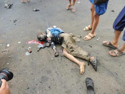 بالفيديو: القتلي الذين سقطو في ميدان التحرير بالعاصمة صنعاء جراء العملية الانتحارية