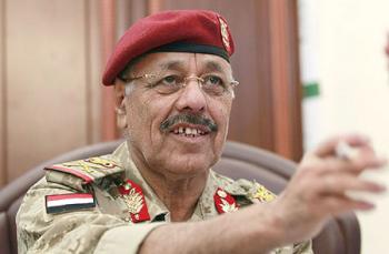 اللواء علي محسن يدين مجازر النظام ويعتبرها محاولة يائسة لوأد الثورة ويحث الشباب على الصبر والحفاظ على السلمية