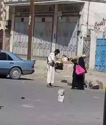 شاهد ((صورة)) مسلح حوثي يفتش امرأة بصنعاء