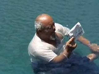 بالفيديو: رجل يمني يطفو على سطح الماء ، ويسعى للدخول بموسوعة جينيس (ظاهرة غريبة)
