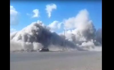 شـــاهـــد فيديو: لحظة تفجير منزل الشيخ علي بدير بيريم من قبل الحوثيين (مقطعين فيديو)