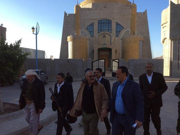 بالصور: صالح يتجول ماشياً  ويزور حصن عفاش بمسقط رأسه بسنحان 