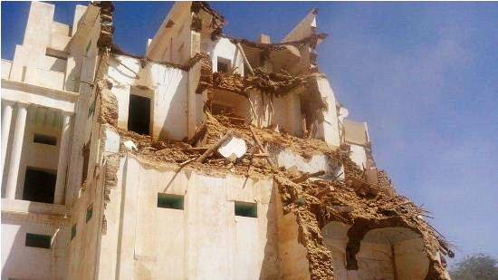 بالصور: تهديم قصر الرياض التاريخي بتريم أمام أعين الجميع بالصور: تهديم قصر الرياض التاريخي بتريم أمام أعين الجميع