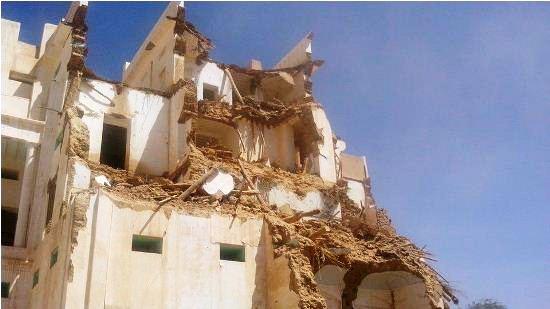 بالصور: تهديم قصر الرياض التاريخي بتريم أمام أعين الجميع بالصور: تهديم قصر الرياض التاريخي بتريم أمام أعين الجميع