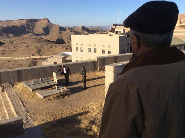 صالح يزور قبور أهله ويقول: من لديه الثقة بوطنه قادر على هزيمة كل من يظن أنه قادر على إخراجه