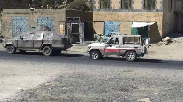  شاهد مدرعة تابعة للحرس الجمهوري سابقاً تنهب سيارة الدعام سحباً