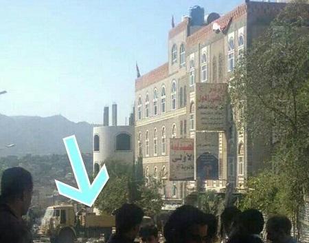 الحوثيون يختطفون 25 من حراسة مقر الاصلاح بإب، وينهبون المقر، ويفجرونه (تفاصيل + صورة)