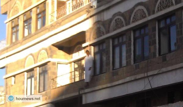بالصور: انتحار شخص في شارع تعز بصنعاء، ويتدلى من نوافذ مستشفى نشوان