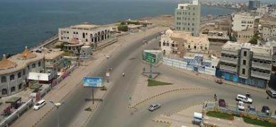 الحوثيين يوزعون أسلحة من مخازن القاعدة البحرية في الحديدة على عشرات الضباط ويكلفون عناصرهم بحراسة المخازن