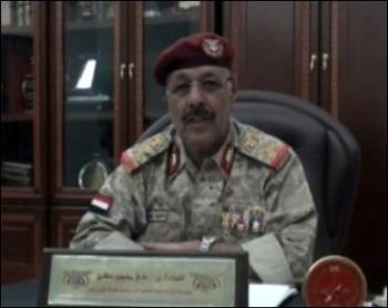 اللواء على محسن لصحيفة عكاظ: المخرج هو أن يقتنع النظام أن الشعب أصبح غير مقتنع به.. نص المقابلة كاملة