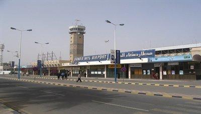 طائرة يمنية تنجح بالهبوط في مطار صنعاء الدولي بعد خلل بنظام العجلات وعليها 110 راكبا