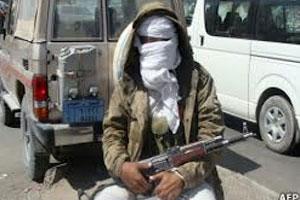 شـاب في جبله إب ينتقم من والده رمياً بالرصاص ويفر هارباً (تفاصيل) 