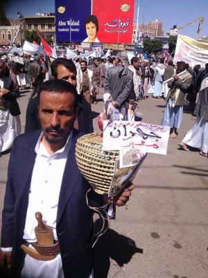 تلفزيون : متظاهرون موالون لصالح يمهلون الرئيس هادي يومين لمغادرة صنعاء
