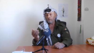 شبيه عرفات يبيع السجائر والخضار بشوارع رام الله