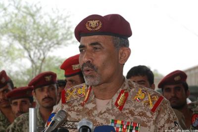 وزير الدفاع اليمني : الظروف الراهنة في اليمن تتطلب رفع درجة الاستعداد لمواجهة القوى الإرهابية
