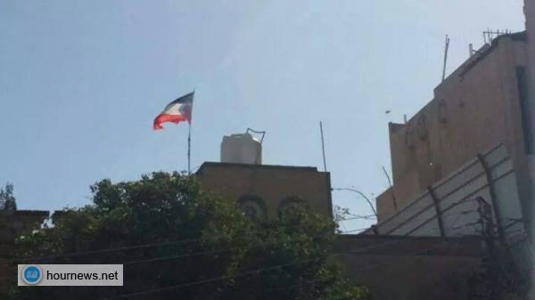 صورة: علم الجنوب يرفرف بجوار منزل الرئيس هادي بالستين