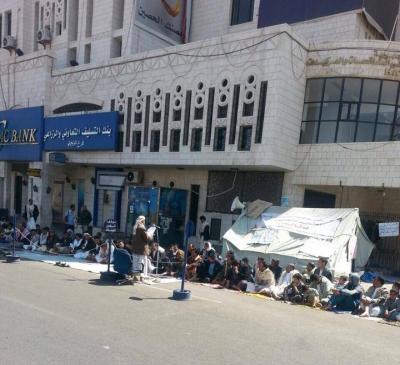 موظفوا كاك بنك يبدأون إعتصاماً مفتوحاً وينصبون الخيام في شارع الزبيري للمطالبة بحقوقهم 