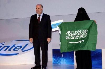 الطالبة السعودية "لينا القحطاني" تفوز بجائزة انتل العرب 2014، وحجابها يشعل تويتر، ويزيد الراجحي يكافئها ب100 الف ريال