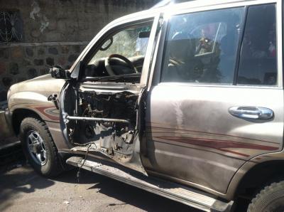 بالصور: اغتيال القيادي في اصلاح تعز الاستاذ صادق منصور امام نادي تعز