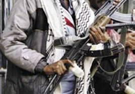 عصابة تستدرج سائق "تكسي" إلى خارج العاصمة وتحاول قطع رأسه وسرقته 