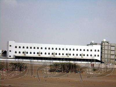 محافظ لحج خلال زيارته مركز «دار الحديث» في الفيوش والالتقاء بمشايخه وطلابه، هناك توجيهات عليا بترحيل الطلاب الأجانب