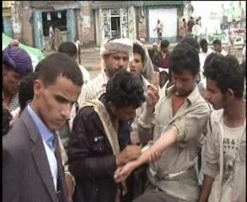شباب الثورة في اليمن يوقعون وثيقة بالدم للوفاء للشهداء