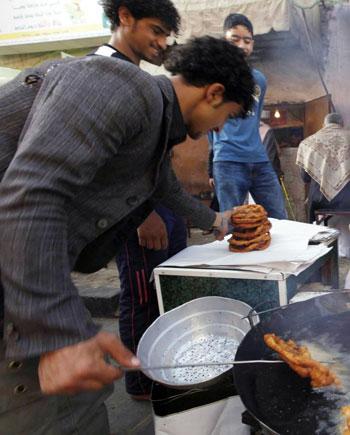 الخمير".. وجبة إفطار تجمع أغنياء اليمن بفقرائه