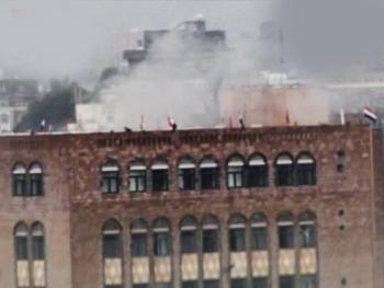 قذيفة هاون ترتكب مجزرة امام منزل الأحمر .. ومسلحين الاحمر يستولون على دبابة بالقرب من شارع مأرب وسيطرة المسلحون على الداخلية بعد استسلام مجاميع .. وسقوط جرحى في ساحة التغيير
