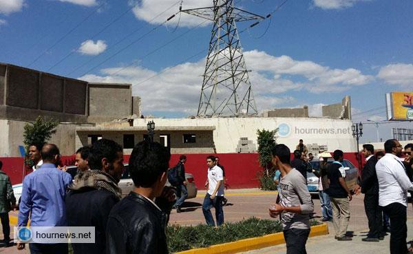 (تفاصيل خاصة وصور + فيديو) حول اقتحام مسلحين للجامعة اللبنانية واشتباكات عنيفة، وهدم أحد أسوارها، ومحاولة هدم أحد مبانيها