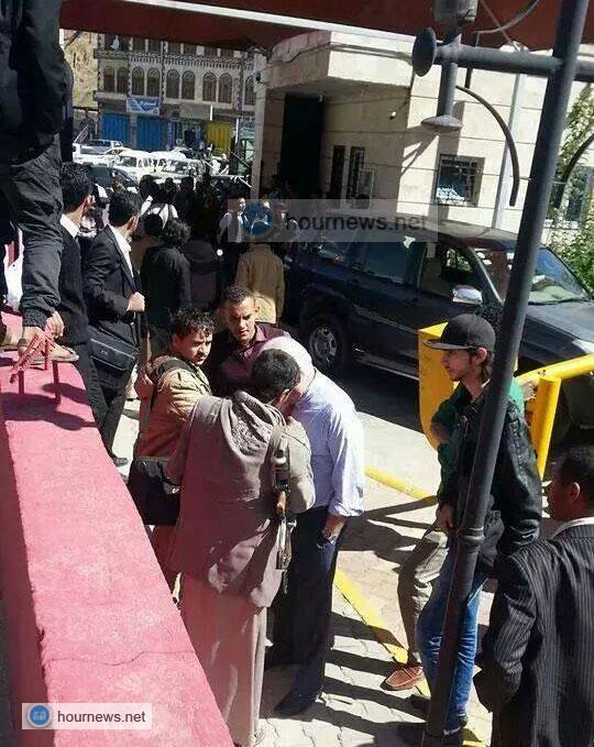 (تفاصيل خاصة وصور + فيديو) حول اقتحام مسلحين للجامعة اللبنانية واشتباكات عنيفة، وهدم أحد أسوارها، ومحاولة هدم أحد مبانيها