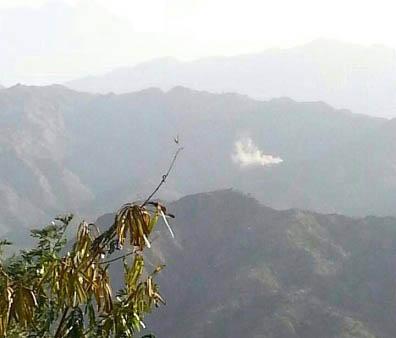 الحوثيون يفجرون منزل شيخ قبلي وعقيد في الجيش بالعدين محافظة إب