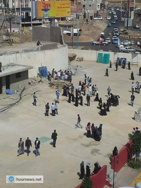 طلاب الجامعة اللبنانية ينظفون الجامعة من آثار الإعتداء المسلح يوم أمس (صورة)