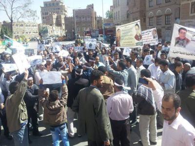 وقفة احتجاجية لموظفي الكهرباء تطالب بسرعة القبض علي المتهمين والمتورطين بإحراق المسئول الإعلامي بالنقابة عدنان المداني
