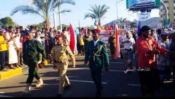 انتشار أمني كثيف في عدن، ومتظاهرو الحراك يعلنون إغلاق المنافذ الحدودية مع الشمال..