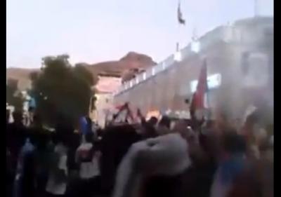 شاهد بالفيديو: أسباب إصطدام المتظاهرين الجنوبيين بالجيش عند مبنی محافظة عدن