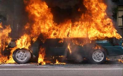 إحراق سيارة النترا 2011 بمنطقة السبعين، واتهام فتاة بإحراقها