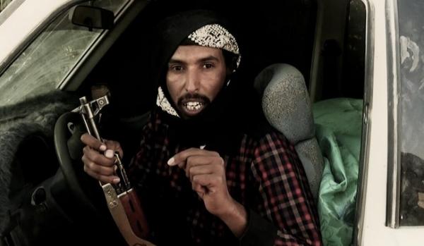 بالصور ..«القاعدة» ينشر تفاصيل الهجوم على المنطقة العسكرية بسيئون، واسماء الانتحاريين