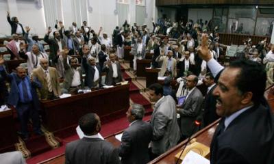 نائب في البرلمان اليمني يطالب بتشكيل مجلس عسكري وإنقاذ البلاد